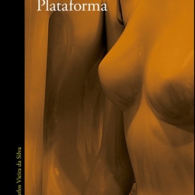 Capa de livro com texto Michel Houellebecq Plataforma e imagem de manequim em tons laranja