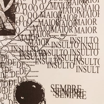 Imagem artística com palavras repetidas e mapa estilizado em preto e branco.