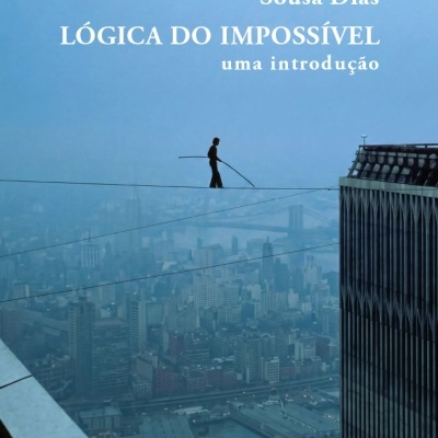 Capa de livro com fotografia de homem na corda bamba entre edifícios e texto do título, autor e selo.