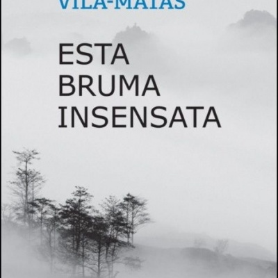 Capa de livro com título 'Esta Bruma Insensata' de Enrique Vila-Matas com imagem de névoa e árvores