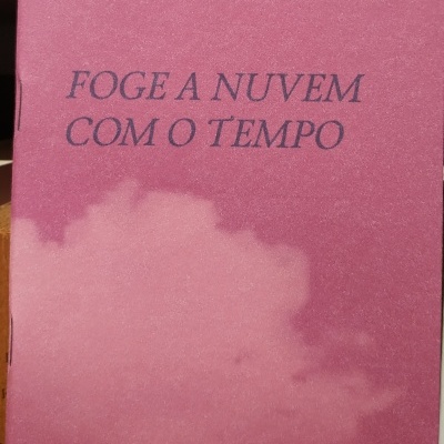 Capa cor-de-rosa de livro com título 'FOGE A NUVEM COM O TEMPO' e autor 'ALBERTO PIMENTA' com imagem de nuvem.