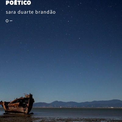 Capa de livro com texto branco sobre céu estrelado e barco naufragado na costa