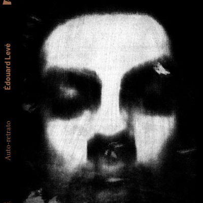 Capa de livro com rosto em preto e branco e texto Édouard Levé e Auto-retrato