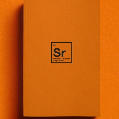 Livro laranja com símbolo químico Sr e texto Estrôncio - Ricardo Tiago Moura na capa