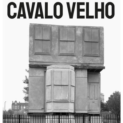 Capa de almanque com construção em betão e texto CAVALO VELHO