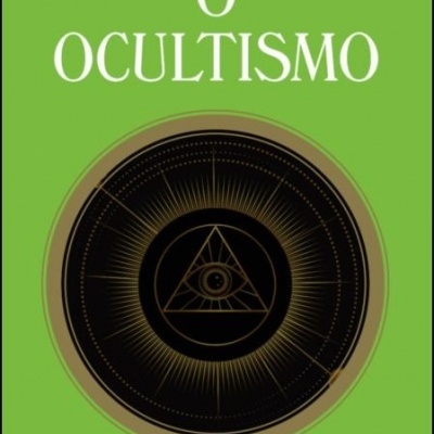 Capa de livro verde com título O OCULTISMO e símbolo de olho dentro de triângulo