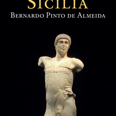 Capa de livro com escultura antiga branca e texto 'SICÍLIA Bernardo Pinto de Almeida'