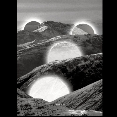 Poster preto e branco com montanhas e círculos luminosos, com texto APAGÃO e GILDA NUNES BARATA.