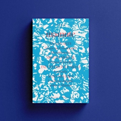 Livro com capa azul com padrão floral branco e texto vermelho