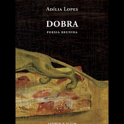 Capa do livro Dobra, poesia reunida, de Adília Lopes, fundo preto com mão verde sobre superfície colorida
