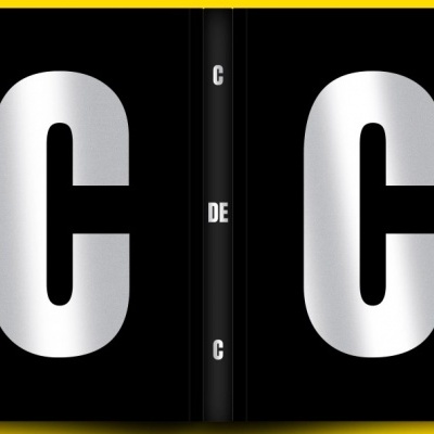 Livro preto com letras prateadas C na capa e na lombada