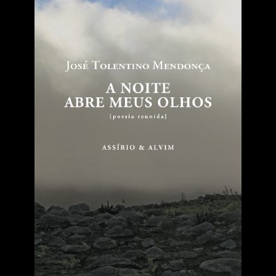 Capa de livro 'A NOITE ABRE MEUS OLHOS' de José Tolentino Mendonça com fundo de céu nublado