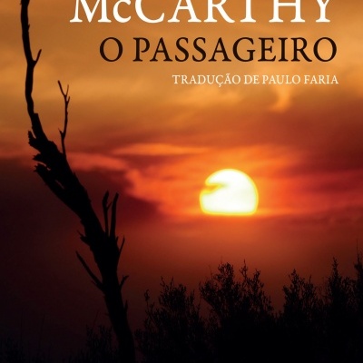 Capa de livro com título e autor sobre pôr do sol e árvore seca