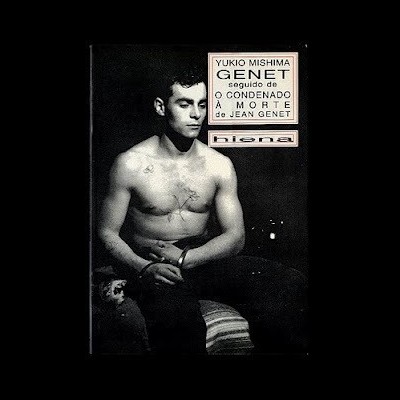 Capa de livro com homem nu e texto dos títulos em fundo preto e branco