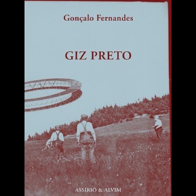 Capa de livro 'GIZ PRETO' de Gonçalo Fernandes com imagem de pessoas num campo e estrutura circular