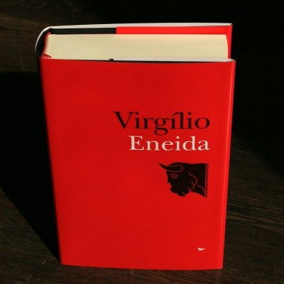 Livro Virgílio Eneida com capa vermelha e desenho de cabeça em perfil