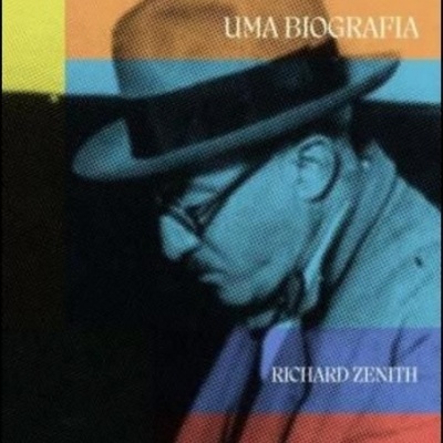 Capa do livro 'PESSOA UMA BIOGRAFIA' de Richard Zenith com imagem colorida de homem de perfil usando chapéu e óculos.
