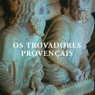 Escultura em pedra de dois homens medievais com instrumentos de corda, texto 'OS TROVADORES PROVENÇAIS' e 'DOCUMENTA'