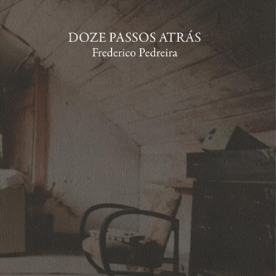 Capa de livro 'DOZE PASSOS ATRÁS' com imagem de sala antiga e cadeira
