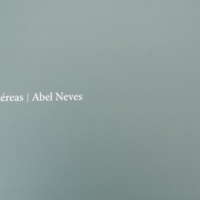 Fundo cinza com texto branco 'Vistas aéreas | Abel Neves' e sequência numérica 'az1010bz1'