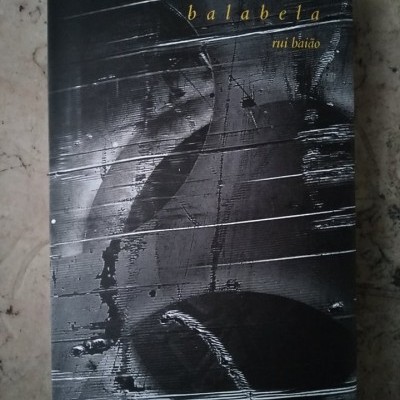 Capa de livro preto e branco 'balabela' de rui baião
