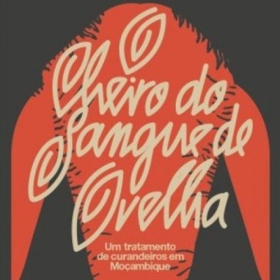 Capa de livro Cheiro do sangue de Ovelha de Paulo Granjo com fundo cinzento escuro e texto em creme e branco sobre figura alaranjada.