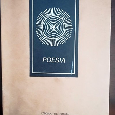Capa de livro com título POESIA de Cristovam Pavia e selo azul com padrão circular