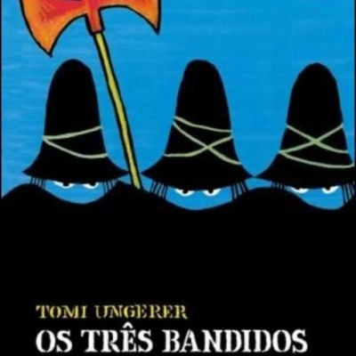 Capa de livro Os Três Bandidos com três figuras de chapéus e machadinha vermelha