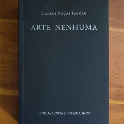 Capa de livro preta com texto branco Arte Nenhuma de Carlos Poças Falcão