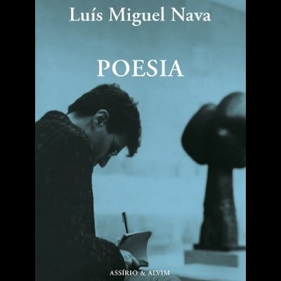 Capa de livro 'Poesia' de Luís Miguel Nava com imagem de pessoa escrevendo.