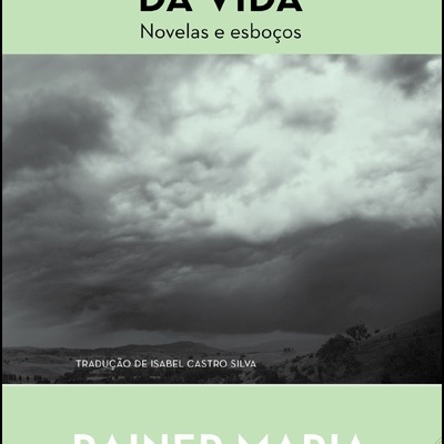 Capa de livro verde claro com texto e imagem preto e branco de céu nublado e paisagem