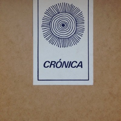 Capa de livro castanha com etiqueta branca e texto de autor e título no centro.