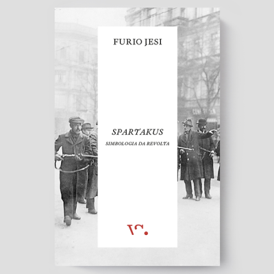 Capa de livro Spartakus de Furio Jesi com foto a preto e branco de homens em uniforme