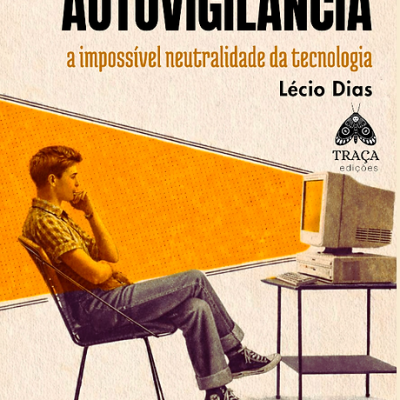Capa do livro POLÍTICA DA AUTOVIGILÂNCIA com jovem sentado a olhar para computador antigo