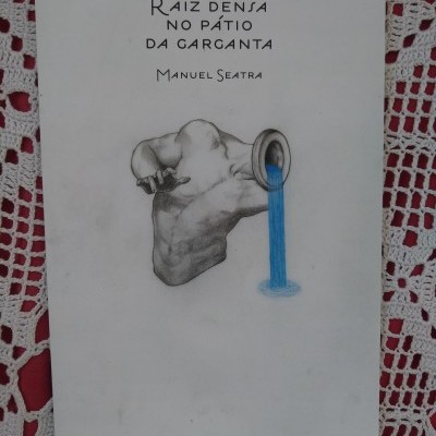 Capa de livro branco com ilustração abstrata de figura com torneira e água azul