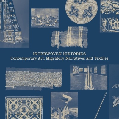 Capa de livro azul com vários têxteis, arte contemporânea, padrões de tecido e fotografias.