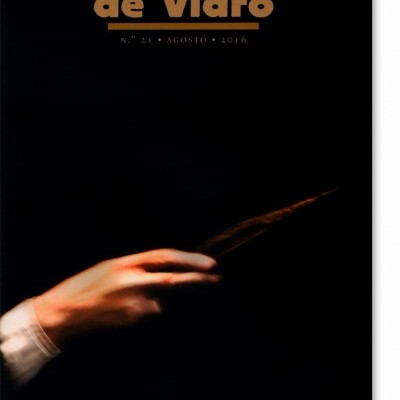 Capa de revista Telhados de Vidro com mão segurando um objeto fino