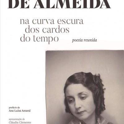 Capa de livro com título e fotografia de mulher em preto e branco