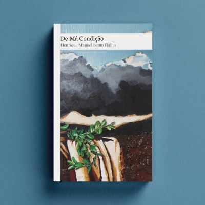 Livro 'De Má Condição' com capa ilustrada mostrando nuvens escuras, folhas verdes e tecidos em tons castanhos