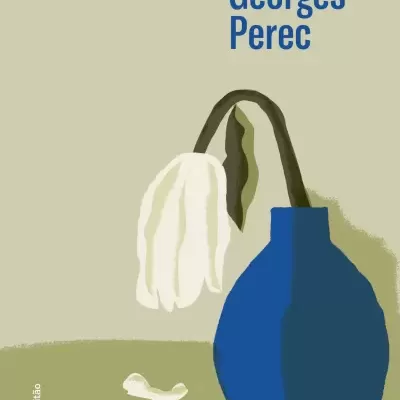 Capa do livro As Coisas com vaso azul e flor murcha branca