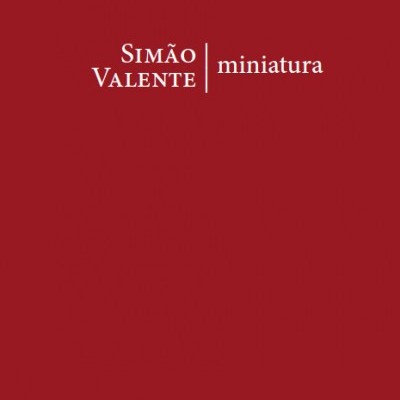 Capa de livro vermelho com texto branco SIMÃO VALENTE miniatura e logotipo artefacto.