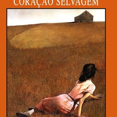 Capa de livro Perto do Coração Selvagem com ilustração de mulher numa relva seca e casa ao fundo