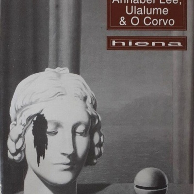 Capa de livro com busto branco e texto em caixa castanha sobre fundo liso.