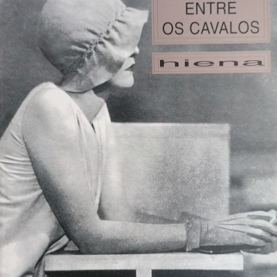 Mulher vestindo vestido e chapéu claros, texto 