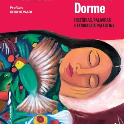 Capa de livro com ilustração de mulher e pássaros em casaco colorido sobre fundo vermelho