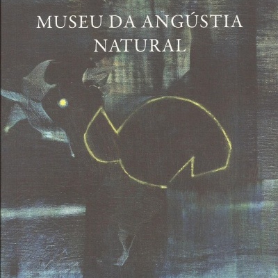 Capa de livro Museu da Angústia Natural com arte abstrata e texto branco