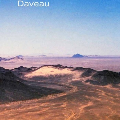 Capa de livro com paisagem de deserto e texto Atlas Suzanne Daveau