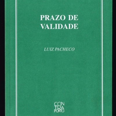 Livro verde com título 