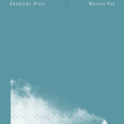 Capa de livro azul com texto branco e imagem estilizada de casa e nuvens.
