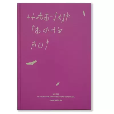 Capa de livro roxa com texto dourado estilizado e título ANIMA ENCONTROS COM ANIMAIS MILENARES DE PORTUGAL